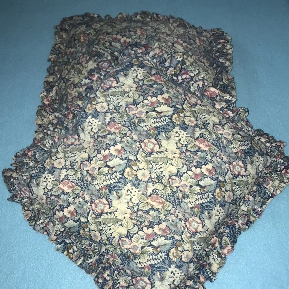💐FLORAL square ruffle pillows tiny flaw size 17” X 17”